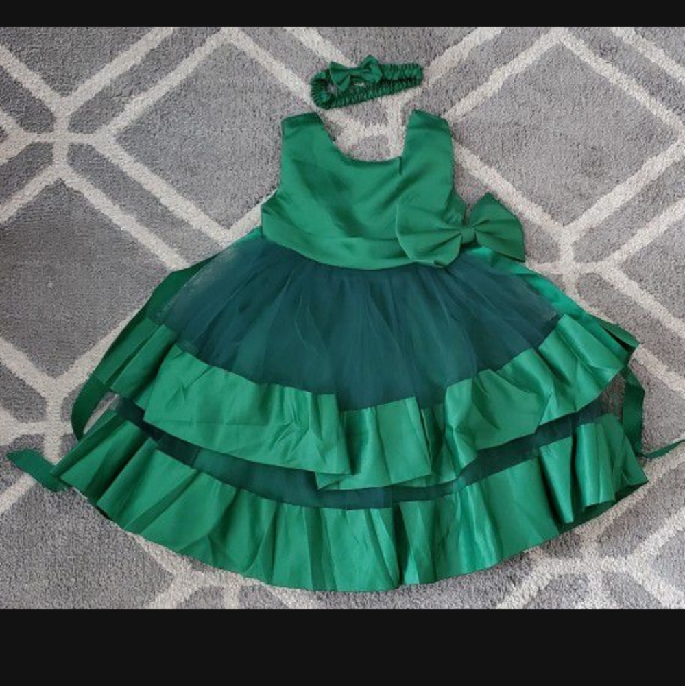 Beautiful green dress for a girl toddler